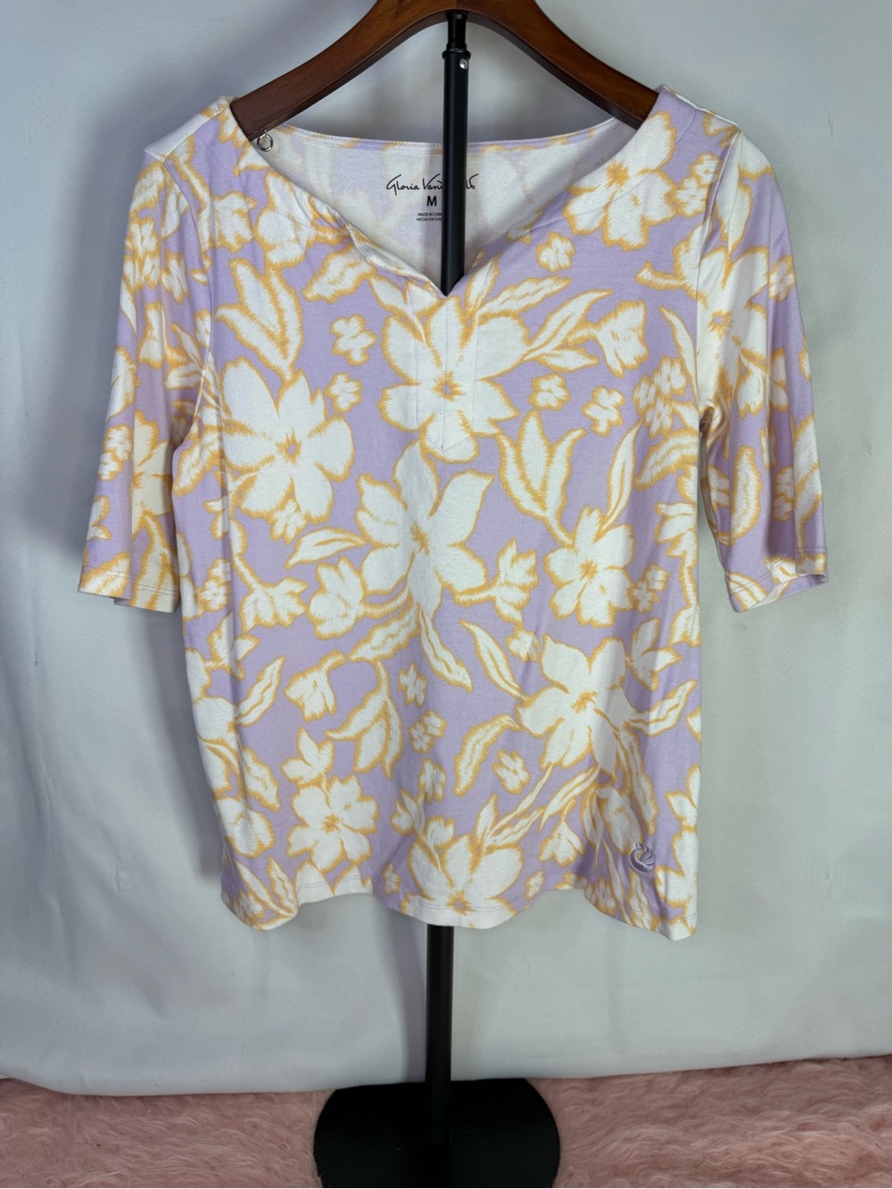 Gloria Vanderbilt - Lavender Floral V-Neck Short Sleeve Top - Size M